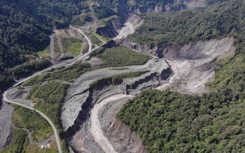 La imagen muestra cómo el proceso de erosión regresiva del río Coca profundiza el cauce y socava las riberas. Al lado, un tramo de la carretera paralela, la Troncal Amazónica.