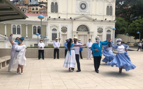 en los exteriores de la iglesia San Vicente Ferrer, parroquia Santo Domingo, se efectuó un festival de danza.