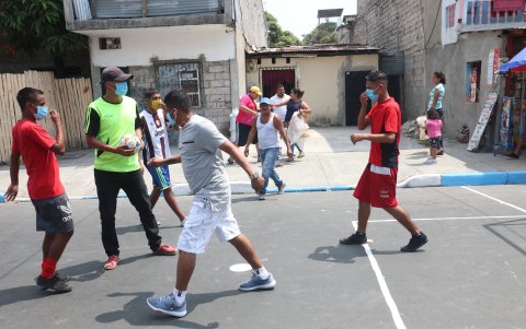 En diferentes barrios de la ciudad se organizaron torneos de inddorfútbol.