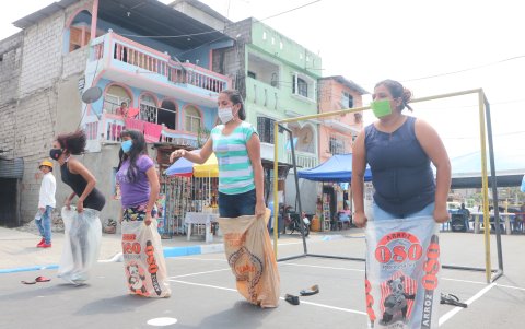 Los juegos tradicionales, como 'Los ensacados', formaron parte de los festejos suburbanos.