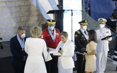 La alcaldesa entregó galardones a ciudadanos y funcionarios que trabajaron en la pandemia.