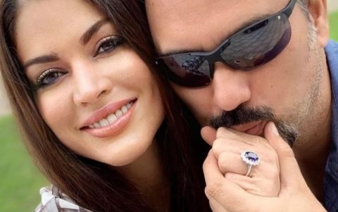 Diana luce el anillo de compromiso que le dio su ahora esposo.