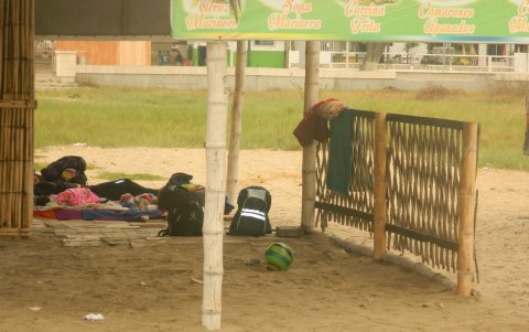 Refugio. En el lugar hay desde colchonetas, cartones, ropa, mochilas y comida regada sobre la arena, en los exteriores de los locales.