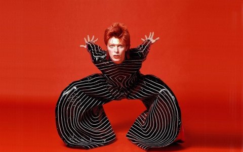 Ziggy Starsdust, alter ego de Bowie, vistiendo un diseño de Kansai Yamamoto.