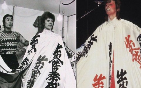 Bowie vistiendo capa con caracteres kanji diseñada por Yamamoto.