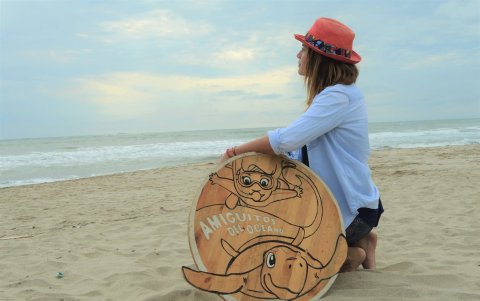 Con su activismo ha recogido casi cuatro toneladas de basura de las playas del país.
