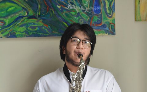 Emilio Cortez ensaya para la presentación que juntará a artistas con música variada.