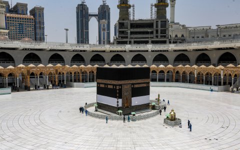 Los trabajadores del complejo de la Gran Mezquita en la ciudad sagrada de La Meca, trabajan alrededor de la Kaaba, el santuario más sagrado del Islam