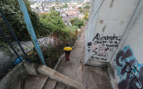 Problema. Por la falta de iluminación y el temor de ser asaltados, los moradores ya no utilizan la estructura.