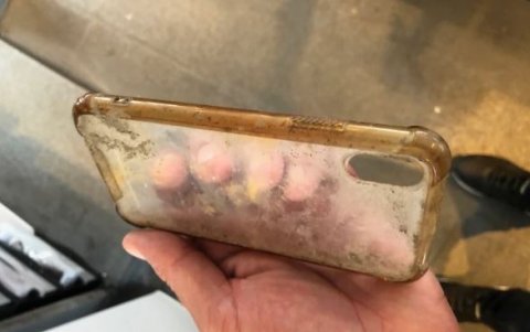 El protector del iPhone recuperado.