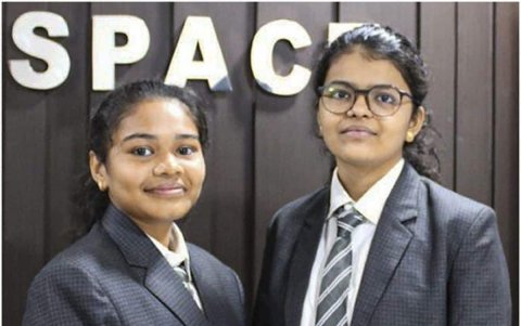 Radhika Lakhani (izq.) y su compañera de proyecto, Vaidehi Vekariya.