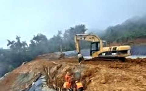 Colapso. 40 toneladas de lodo tóxico se vertieron al río Tenguel.