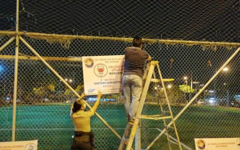 Apoyo. En el parque se han instalado decenas de carteles que especifican una serie de normas a seguir para fortalecer la seguridad en el barrio.
