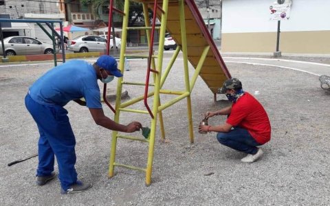 Cuidado. Los vecinos participan de las mingas que se vienen realizando y continuarán en el vecindario.