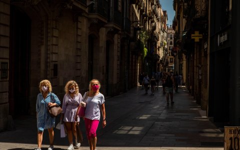 BARCELONA. Tres visitantes caminan por el barrio gótico. El Reino Unido imponen restricciones a los turistas que vienen de España; Francia y Alemania recomiendan no viajar a Cataluña.