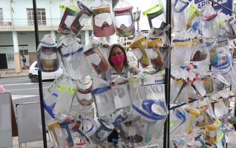 En Guayaquil, un negocio de gigantografías elabora visores con personajes.