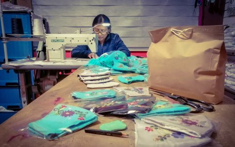 Dolores Maigua elabora las mascarillas para luego bordarlas a mano.