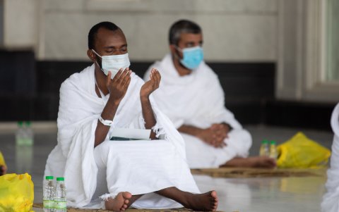 Peregrinos musulmanes rezando en la Meca con mascarillas protectoras ante la propagación de coronavirus.