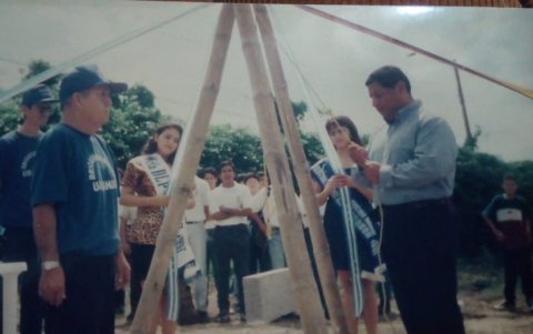 Archivo. Este foto, que guarda el comité de vecinos de Urbanor, evoca aquel momento en el que se colocó la primera piedra de la UPC que antes en el terreno existía.