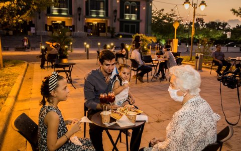 Teatro Café en la explanada del Teatro Sánchez Aguilar