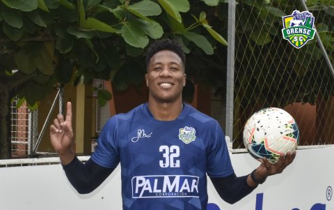 El delantero Daniel Angulo volvió al fútbol ecuatoriano tras una corta temporada en Hong Kong.