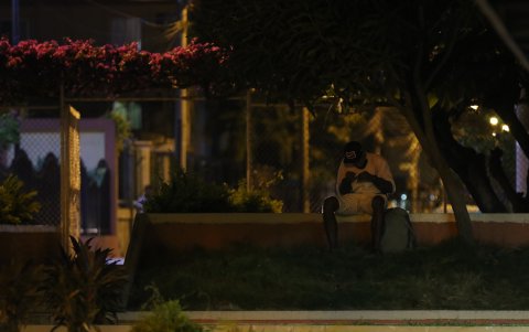 Consumo de sustancias. En todas las etapas y sobre todo en los parques es común ver escenas como la que se observa en la gráfica.