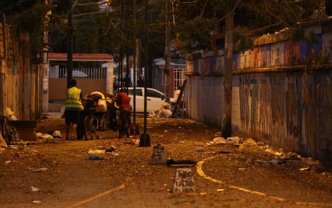 Los callejones. A partir de las 18:00, según reconocen los mismos habitantes, muy pocos se atreven a cruzar los pasadizos por lo desolados que están.