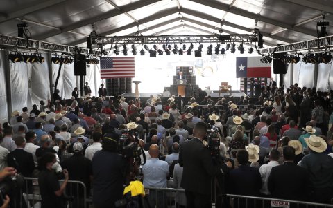 MIDLAND. Donald J. Trump, durante una reunión en esta ciudad de Texas, este miércoles.
