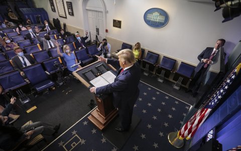 WASHINGTON. Donald Trump atiende a los periodistas en el salón Brady de la Casa Blanca.