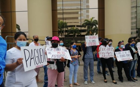 Manifiesto. En la protesta asistieron auxiliares médicos, pacientes y sus familiares.