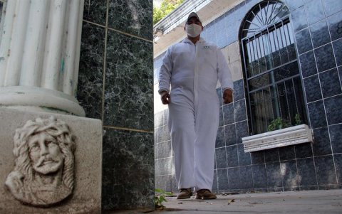 El boliviano Rolando Loayza realiza su labor de