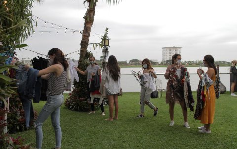 Los asistentes debían llevar ropa en muy buen estado para lograr los intercambios.