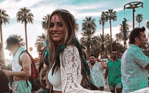 El kimono de tejido delicado destaca sobre el vestuario de la joven.