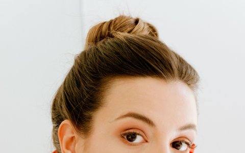 La modelo luce unos pendientes, creación de Nicole Malakouti