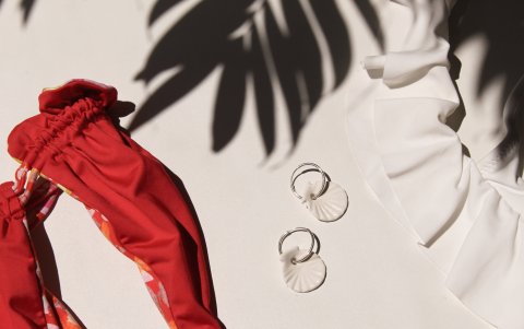 Accesorios elaborados con cerámica y plata