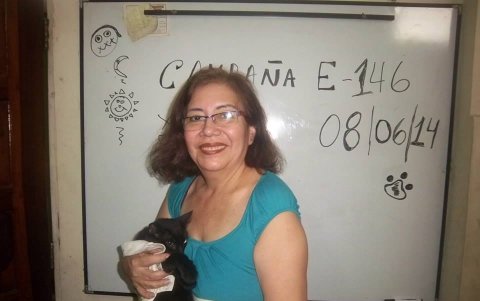 La maestra Carola Ortiz junto a uno de los mininos luego de una consulta veterinaria.