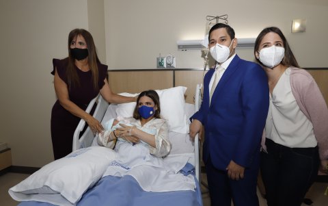 Ericka Arteaga, la abuela; José David García, el padre y Ericka Rodic, la tía, están junto a Haydeé Rodic y Oliva García, la recién nacida.