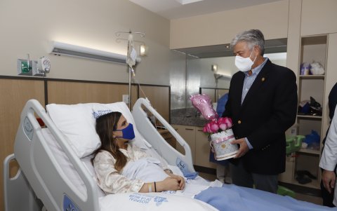 El ingeniero Juan Xavier Cordovez, director de la Junta de Beneficencia de Guayaquil, entrega un presente a Haydeé Rodic.