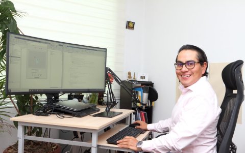 Marco Benalcázar jugando una partida de 3 en raya modificado con un algoritmo basado en Inteligencia artificial entrenado mediante aprendizaje por refuerzo: el tablero es de 7x7.