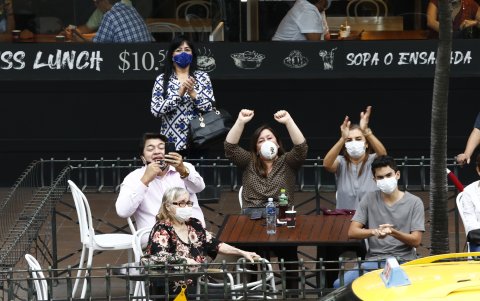 Espectadores. Desde las mesas y sillas de la cafetería del hotel Oro Verde, ahora ubicadas también en las veredas, el público siguió el show.