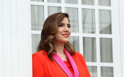 Daniela Guzmán, luce espléndida con este traje sastre rojo