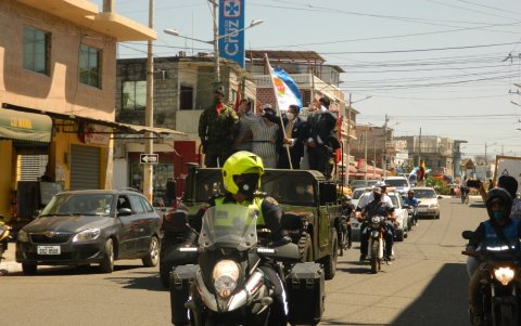 El desfile. No duró más de una hora. Pocas familias salieron a las calles, en su mayoría lo observaron desde sus ventanas.
