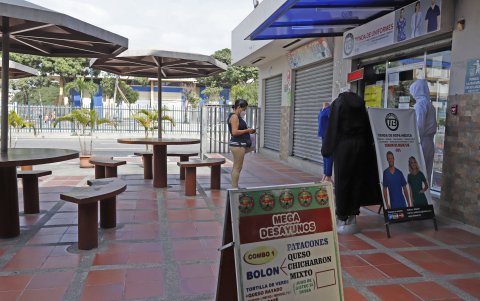 Panorama. En una plazoleta frente a la 'Estatal', solo abren 5 de los 20 locales.