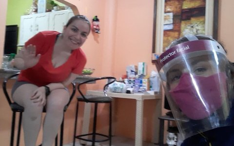 Negocios. Avegno da masajes en la sala de su casa, además da clases de entrenamientos funcionales y distribuye comidas saludables.