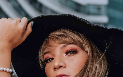 Su imagen ha sufrido una evolución. Confiesa que el color de pelo que mejor la define es el rubio.