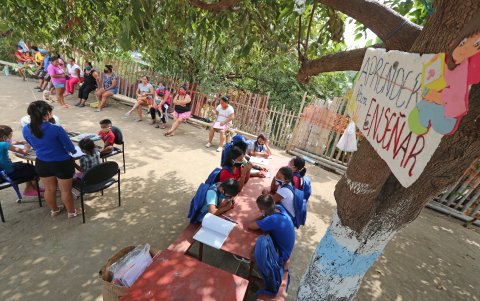 Alumnos. Son 40 alumnos a los que las jóvenes les dan clases de forma personalizada.