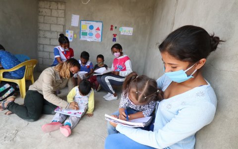 Ayuda. Nikool Rosero (18), Abigaíl Otero (19) y Laidy Mirabel (18) reciben a estudiantes en una vivienda prestada y una bodega vacía.