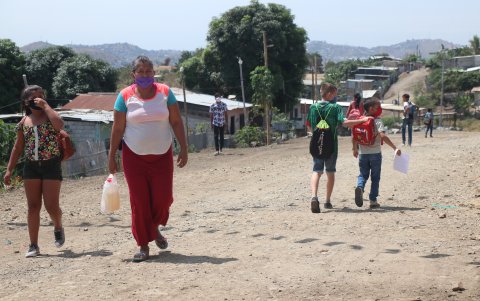 Caminata.  Los estudiantes deben movilizarse por calles empinadas y con piedras para llegar a las aulas improvisadas instaladas por las jóvenes maestras.