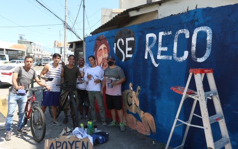 Trabajo. Tres artistas junto a sus amigos intervinieron en la pared. Aspiran renovar la obra cada año.