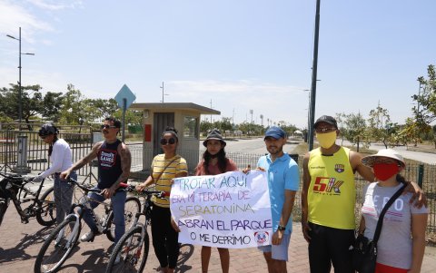Protesta. A la convocatoria acudieron padres de familia y deportistas. Aseguraron que continuarán con los plantones hasta ser escuchados.